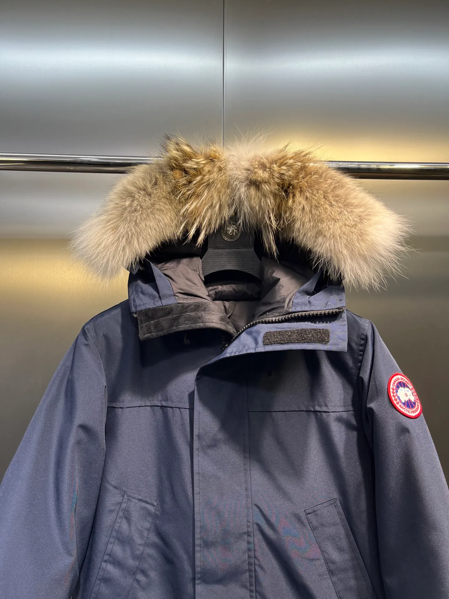 P840 𝘾𝘼𝙉𝘼𝘿𝘼 𝙂𝙊𝙊𝙎𝙀Big Goose 13# The design of Big Goose 13 is simple and elegant, a little longer than the 08 model, more suitable for men and suitable for business people. This down jacket is popular for its simple design, which is not only practical but also has a certain sense of fashion. In terms of applicability, the Daye 13 model provides good thermal insulation performance. Its thermal insulation coefficient is level 5, which can provide enough warmth and is suitable for wearing in cold environments. In addition, the Daye 13 model also has a high cost performance. Compared with other models, it provides a better balance between price and performance, making it more competitive in the market.  size：xs-xxl